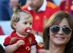 包含沸腾现场，球迷热情高涨，欢呼声不绝于耳的词条