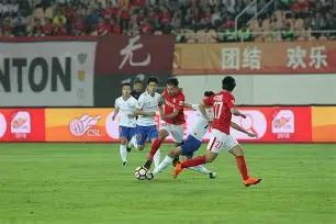 广州恒大主场逆转鲁能，继续领跑积分榜(亚冠18决赛 广州恒大 vs 山东鲁能)